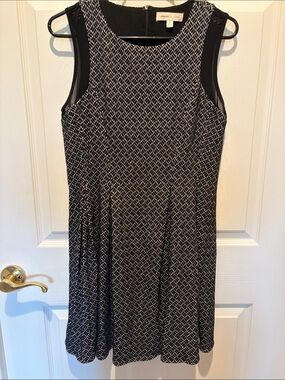Black and White Sleeveless Knit Dress